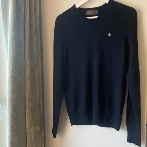 Morris tröja - Säljer en fet mörkblå tröja från Morris i 100% merinoull. Tröjan är V-ringad i halsen vilket gör att tröjan är perfekt att ha på sig över en skjorta eller bara för vardagliga tillfällen. Merinoullet kommer hålla dig varm nu under vintern! Den är i mycket bra skick och har bara används ett fåtal gånger. Nypriset ligger på ungefär 1599kr! Hör av dig om du har några frågor! 