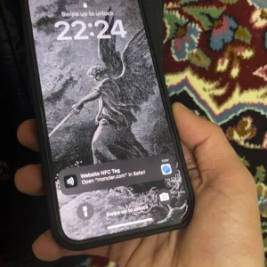 Svart dunjacka från Moncler - Snygg svart dunjacka från Moncler med stickade ärmar och huva. Jackan har en quiltad design och stängs med dragkedja. Perfekt för kyliga dagar. Mötas i Linköping/ Norrköping skriv vid för mer bilder och priset kan duskaeas .