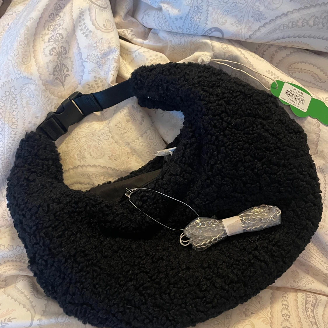 Svart axelväska från Nunoo