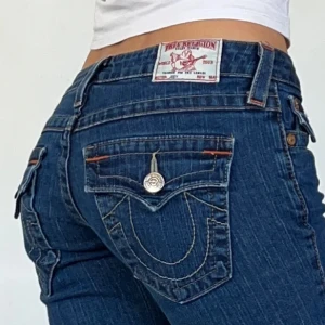 True religion jeans - Säljer dessa jättesnygga låga trueys som är i en äldre modell som inte går att hitta i butik.  Midjemåttet är 79 cm och innerben 87 cm. Stretchiga. 💗jag köpte dom för 1700 därav priset 