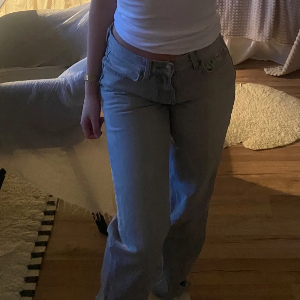 Säljer ett par snygga grå lågmidjade jeans i bra skick.💞💞🌸. Jeans & Byxor.