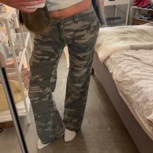 Camouflage cargobyxor - Köpta secondhand men i bra skick, lite slitna längst ner vid fötterna, kan skicka bild vid intresse 💕midjemått 40 cm rakt över, jag är 175!
