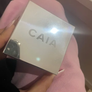 Translucent Matte Loose Setting Powder från CAIA - Säljer en Translucent Matte Loose Setting Powder från CAIA. Perfekt för att sätta sminket och ge en matt finish. Kommer i en stilren förpackning med siktlock för enkel applicering. Tillverkad i Italien och väger 35g. Perfekt för en naturlig look hela dagen!