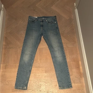 Blå slim jeans från H&M - Säljer ett par snygga blå slim jeans från H&M i storlek 30/32. Bra skick, inga skador men använda. Säljer för att dom är för små