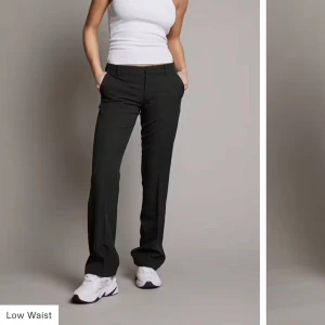 Svarta lågmidjade byxor - Snygga svarta lågmidjade kostymbyxor från bikbok i modellen vera storlek 36, säljer då dom inte passar mig så bra. inte mkt anvönda men liten slitning längst ner som man inte ser alls. nypris 500