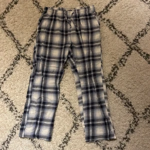 Pyjamasbyxor - Säljer dessa pyjamabyxorna från lager 157