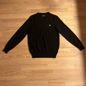 Lyle and scott tröja Merino ull - Fet Lyle and Scott tröja som aldrig använts! V-ringad och gjord i mjuk merinoullsblandning