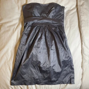 Grå axelbandslös klänning från Vila - Säljer denna superfina grå klänning från Vila i storlek M. 