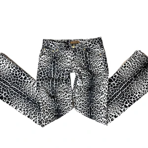 Leopard jeans Roberto Cavalli - Lågmidjade bootcut jeans med leopardmönster ifrån Roberto Cavalli X H&M. Extremt bra skick!!! Verkligen så så snygga! Midjemått är 38cm rakt över , innerbenslängd är 84 cm.