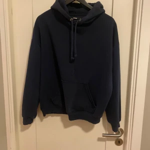 Mörkblå hoodie från bikbok  - Säljer en stilren mörkblå hoodie från bikbok. Den har en klassisk design. Säljer då den är för liten. Skriv för mer frågor