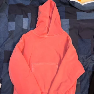 Ljusröd dubble layer hoodie yeezy - Otroligt skön och mjuk hoodie, tjock och består av två hoodies som man har sytt ihop i varann baserad på yeezy gap dubble layer hoodie. Inga defekter, Dm vid frågor 