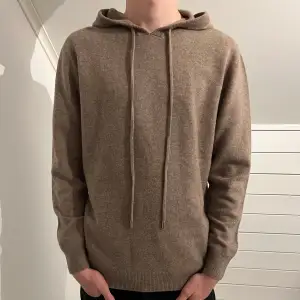 Säljer en helt ny merinoull hoodie från märket Zantiore. Size XS, modellen är 170 cm lång. Skriv vid funderingar eller intresse!