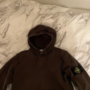 Brun hoodie från Stone Island - Säljer en brun hoodie från Stone Island. Finns inget att anmärka på så är i gott skick. Hoodien är köpt på NK i Göteborg och storleken är S. 