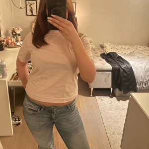 Rosa t-shirt - Säljer en enkel och stilren rosa t-shirt med korta ärmar. Perfekt för en avslappnad look. Passar bra till jeans eller kjol.