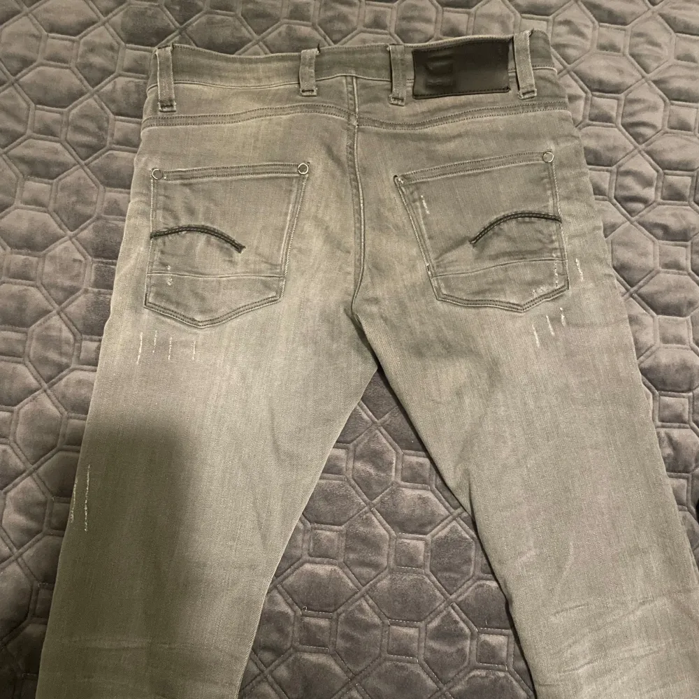 Säljer mina gråa G-atar jeans som då är för stora för mig/skick 9/10/kan diskutera pris . Jeans & Byxor.