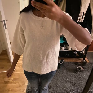 Vit tröja med trekvartsärm - Säljer en stilren vit tröja med trekvartsärm💕använd ett fåtal gånger