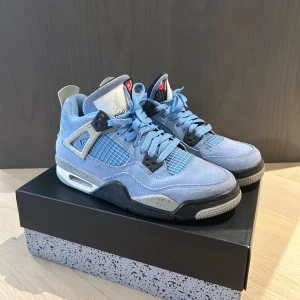 Air Jordan 4 University Blue storlek 39 - Säljer ett par snygga Air Jordan 4 University Blue. Dem är använda extremt få gånger, därför ett väldigt bra skick.                                                      Vad som ingår: Skorna och lådan!