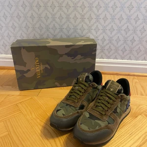 Valentino rockrunners - Unika rockrunners som är perfekta för vintern. Storlek 42 men passar 43 bättre. Sicket är bra 8,5/10. Priset är inte hugget i sten. Priset pågrund av tappade detaljer där bak. Boxen ingår inte i denna!!!Hör av dig vid fundering eller vid behov av fler bilder!