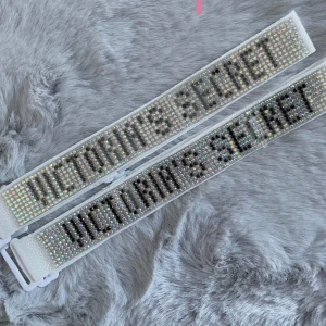 Victoria’s Secret - säljer Victoria’s Secret bh-band av strass! i bra skick men det finns en mycket liten defekt om du böjer remmen på ett visst sätt kommer strassarna att se ut att komma ut trots att de inte gör det! (sista bilden)