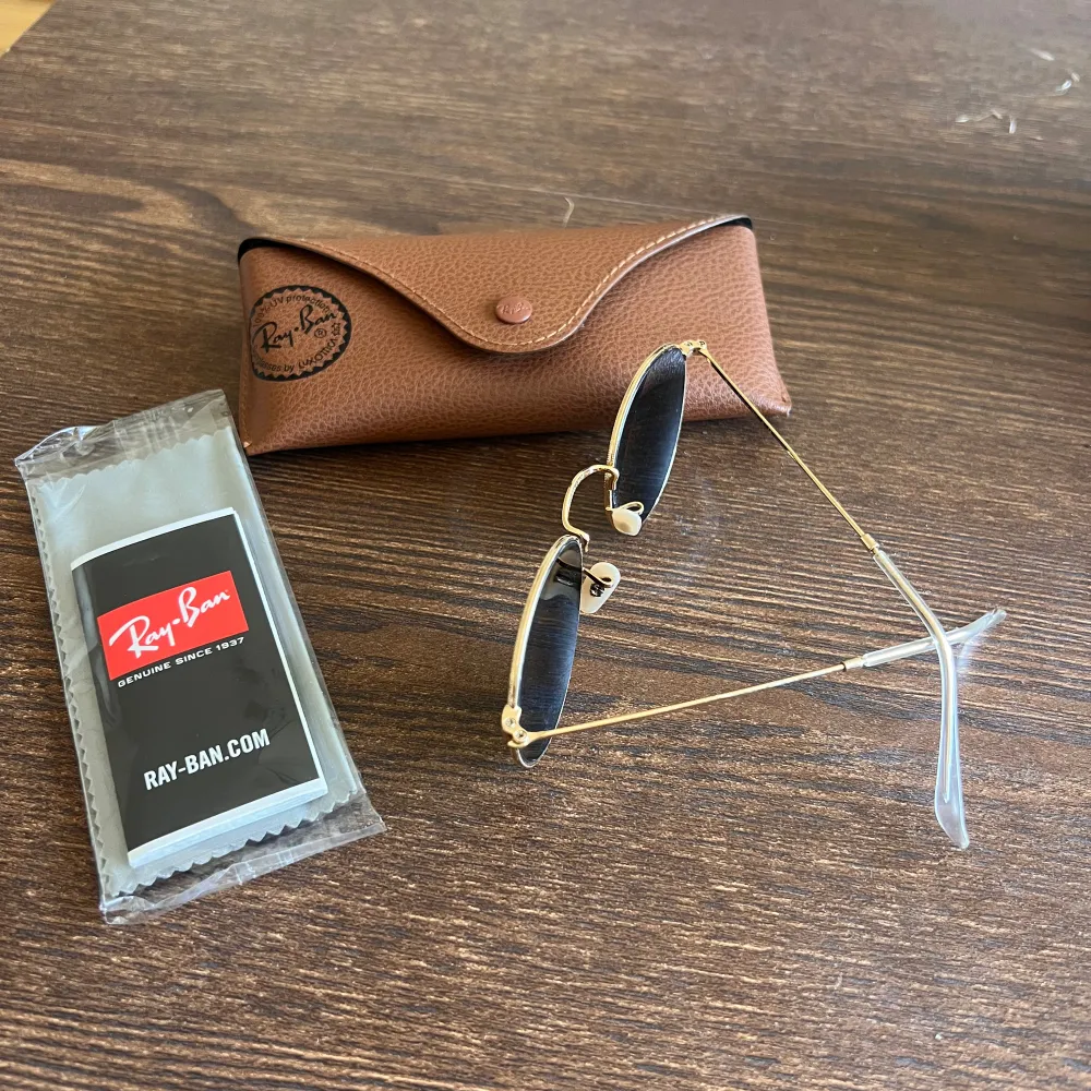 Hej!   Säljer mina gammla Ray-Ban pilot glasögon. Har använts fåtalgånger och bara ligger här hemma nu  Priset kan diskuteras vid snabb affär . Övrigt.