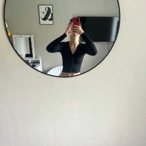 Ribbad kofta  - Säljer en snygg svart ribbad kofta från Gina Tricot. Den har en v-ringad hals och knappar framtill. Perfekt för höst och vinter, och kan stylas både uppklätt och nedklätt. Koftan är i nyskick och supermjuk!🖤