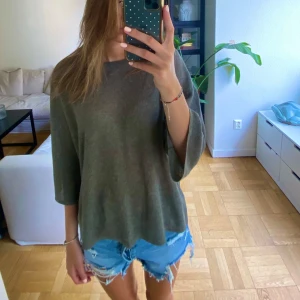 Grön tröja - Så snygg grön glittrig tröja med en slits i ryggen. Använd vid få tillfällen. Är i storlek L men passar alla, jag har oftast S och modellen ska vara lös :)