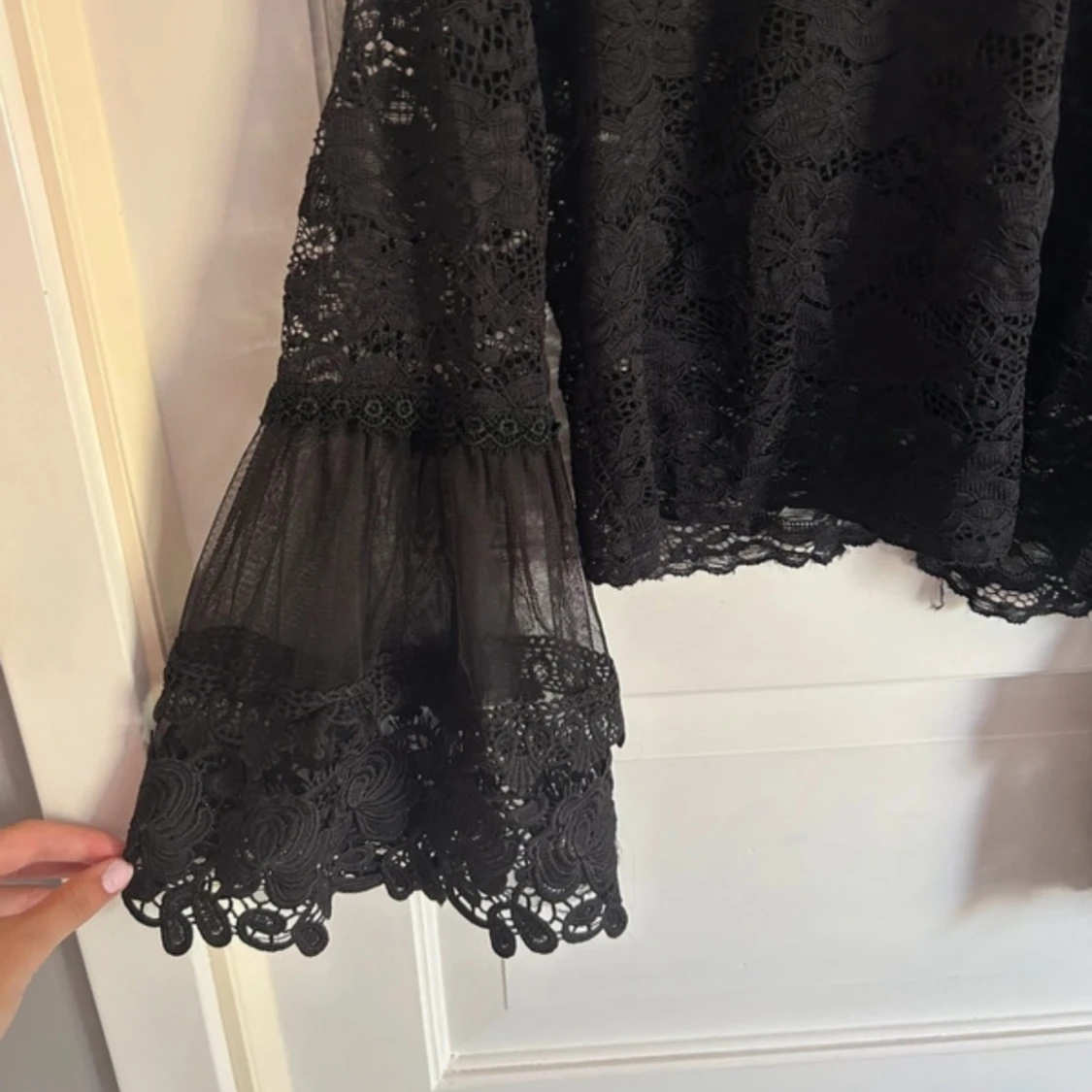 Svart spetsblus med vida ärmar - 90
