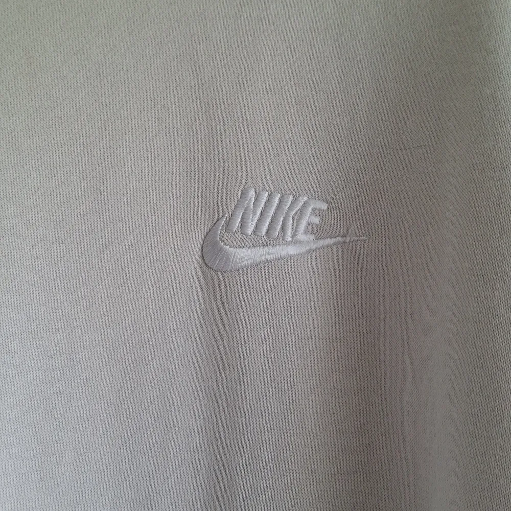 Säljer en snygg och bekväm beige sweatshirt från Nike. Den är i storlek XL och har en broderad Nike-logga på bröstet. Perfekt för höst och vinter, och den är i nyskick. Tröjan är långärmad och gjord av mjukt bomullsmaterial. . Tröjor & Koftor.