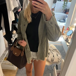 Snygg grön vår/höst jacka  - Jätte fin grön jacka strån zara! Säljer då den inte kommer till användning. 