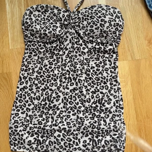 Leopard tröja - Jätte söt leopard halterneck. Skriv om du undrar något?