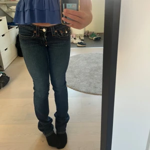  Lågmidjade bootcut true religion jeans  - jätte snygga tror religion jeans som e helt nya köptes för 2600 kr i USA och modellen finns inte o beställa i Sverige. Dem är bootcut och lågmidjade ❤️ skriv för fler bilder eller frågor ❤️ 
