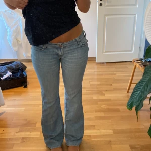 Lågmidjade bootcut jeans - Byxornas färg kommer fram bäst i bild 2. Storlek w31 men jag skulle säga att dem är w29/w30. Observera att dessa är lite försmå för mig. Midjemått 38,5cm Innerbenslängd 79cm💕☺️