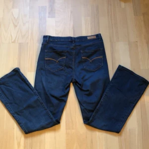 Jeans  - Mörkblåa jeans i nyskick. Aldrig använda! Lite bootcut! ❤️M-L 💕