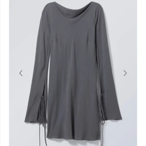 Klänning - En kortare grå klänning från Weekday med öppen rygg🩶