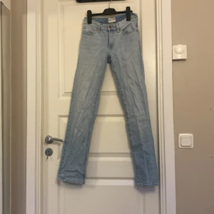 A’ 99 low straight Abrand jeans  - Hej säljer dessa jättefina ljusblåa jeansen från abrand pågrund av att dom tyvärr  inte kommer till någon användning, dom är raka i benen och lågmidjade. Dom är använda 2 gånger så dom är i nyskick. Nypris 1000kr💗