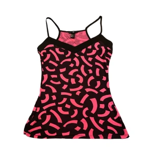 Mönstrat linne - Så coolt mönstrat linne i svart och rosa! Har sytt in det själv med symaskin för snyggare passform😍💞 Så den är i M sen innan men efter att ha sytt in är den snarare XS-S. Skriv privat vid intresse eller frågor😊🫶🏻 Köp nu går även bra att använda!💞