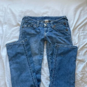 True Religion Jeans  - Trueys i modellen super t, w 26. Midja rakt över är 38 cm, innerben är 77 cm och ytterben 102 cm. Jag köpte de här på Plick men de var tyvärr för stora, annars snygga och i väldigt bra skick☺️