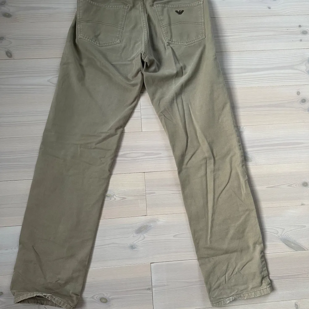 Riktigt schysta armani jeans. Köpta förra sommaren men säljs nu då dem inte är för mig längre. Super snygga och lätta att matcha. Hör av er vid funderingar! Pris kan diskuteras vid snabb affär!. Jeans & Byxor.