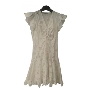 Superfin Sandro klänning  - Säljer en vit Sandro klänning i modellen Daisy. Inköpt 2022 och endast använd två gånger efter det, helt i nyskick. Otroligt fin modell verkligen. Nypris 3599 kr. 