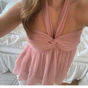 Zaratopp - Säljer denna supersnygga topp från Zara.💕Slutsåld, använd fåtal gånger och passar perfekt till sommaren!💕Säljer då den inte längre kommer till användning 💕(första bilderna är lånade)