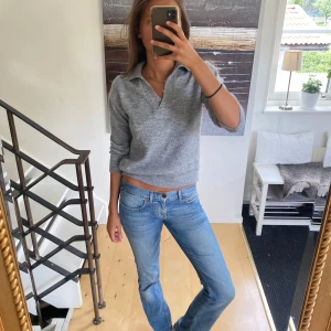 Stickad tröja - Fina stickad tröja med krage, armarna är typ trekvartslånga och brukar dra upp dem lite!😊storlek M men liten i storlek