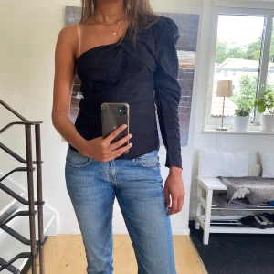 One sholder topp - Jätte cool one sholder topp från zara! Super bra skick, storlek M men sitter bra på mig som är XS/S, stretchigt material🌸