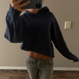 Mörkblå stickad tröja  - Säljer nu en stickad hoodie från zaras barn avdelning, som är få antal gånger använd och är extremt mjuk. 