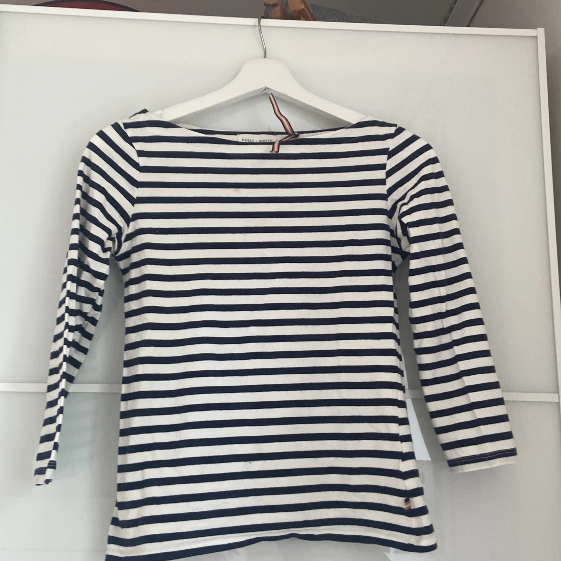 Mörkblå och vit randig tröja 