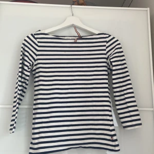 Mörkblå och vit randig tröja  - Tröjan har kortare ärmar  Skriv för fler bilder