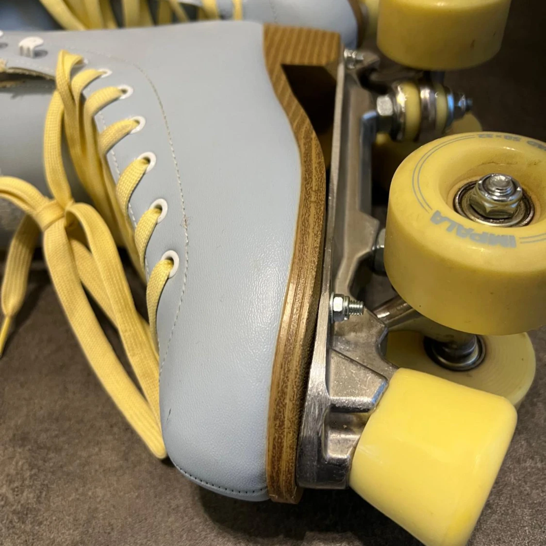 Blå och gula rullskridskor från Impala - 90