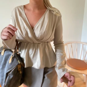 Blus  - Omlott blus i beige super fin färg och jätte snygg passform!!😍😍perfekt till vardags eller festligare tillfällen ❣️❣️