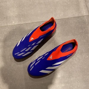 Adidas preditor Elite  - Nästan helt oanvända och jätte bra skick, har låda, påse och sko horn.
