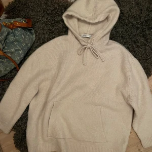 Stickad Hoodie  - Super gosig stickad hoodie. Nästan aldrig använd! Passar både XS-S