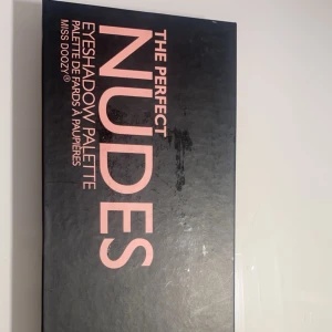 The Perfect Nudes Eyeshadow Palette - Säljer en superfin ögonskuggspalett från Miss Doozy som heter 'The Perfect Nudes'. Paletten innehåller en mix av 12 olika nyanser i både matta och skimrande toner. Perfekt för att skapa naturliga och glamorösa looks! 💜